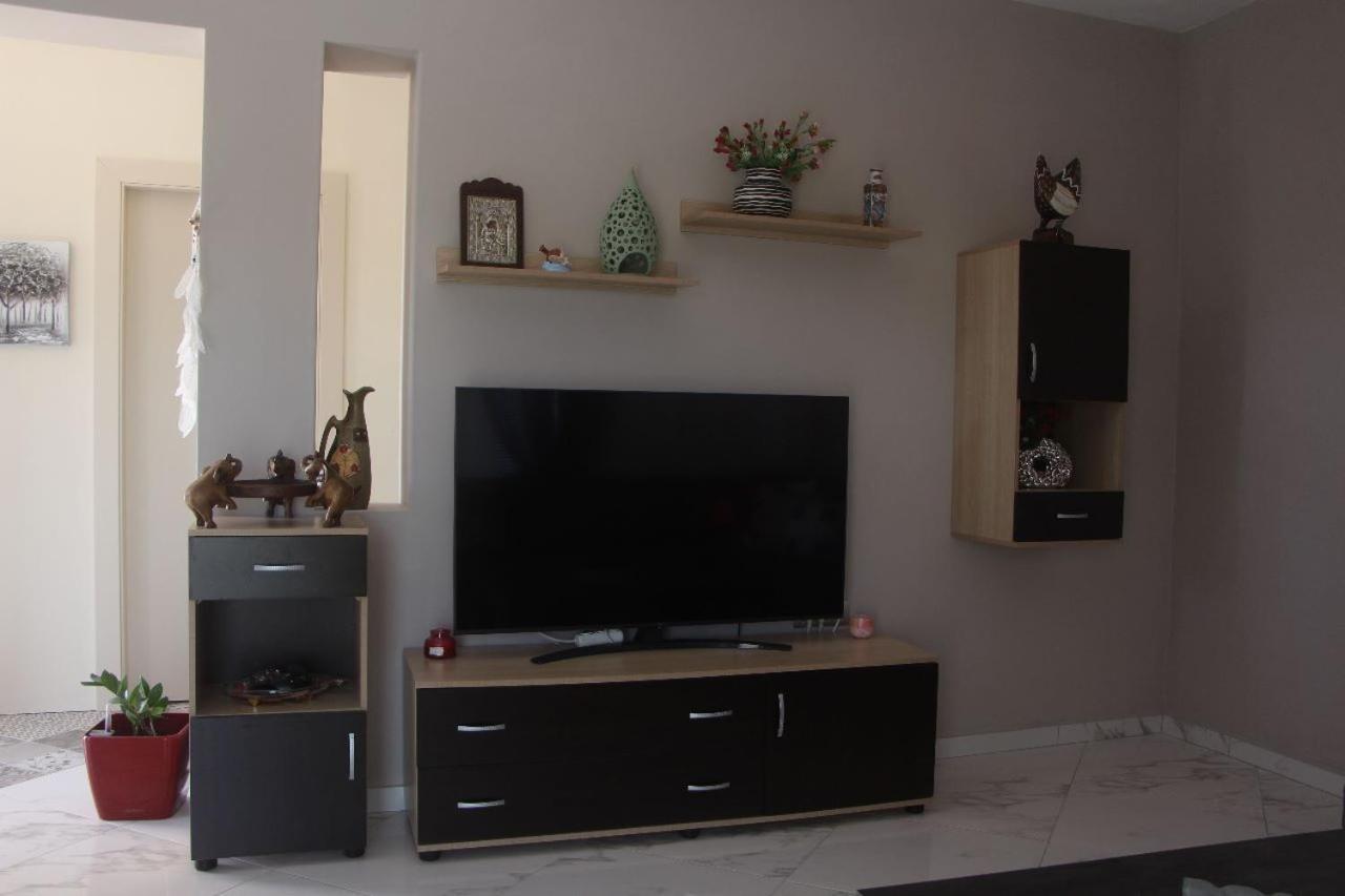 Valentina'S Luxe Apartment Мастіхарі Екстер'єр фото